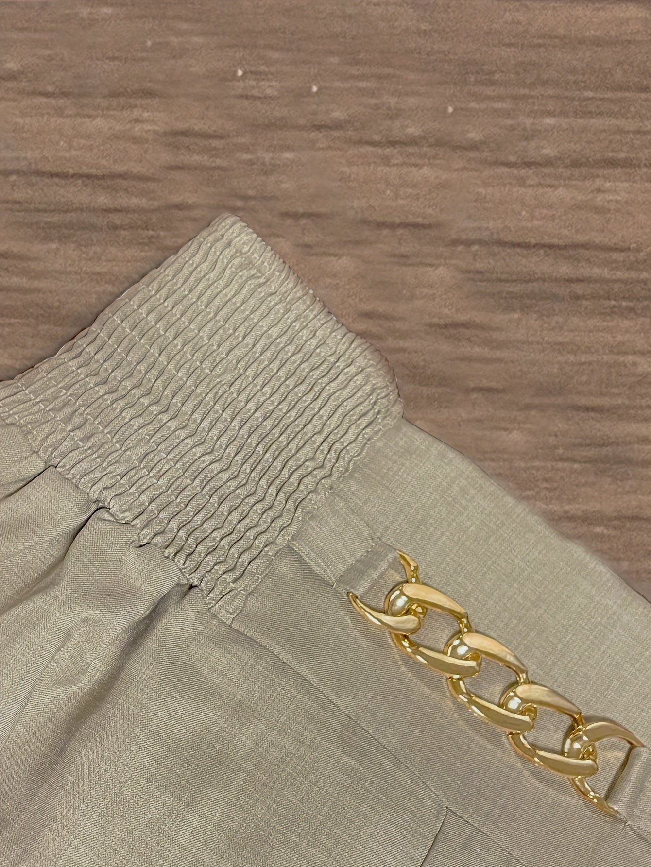 Elegante pantalón ancho con cintura fruncida. Mezcla de poliéster, sin elasticidad, color liso, apto para todas las estaciones.