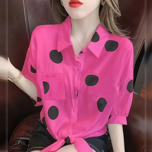 Blusas femininas de gola polo com cordão, camisa fina de manga curta, bolsos impressos emendados, arco de cordão de bolinhas, deslocamento minimalista, verão, novo