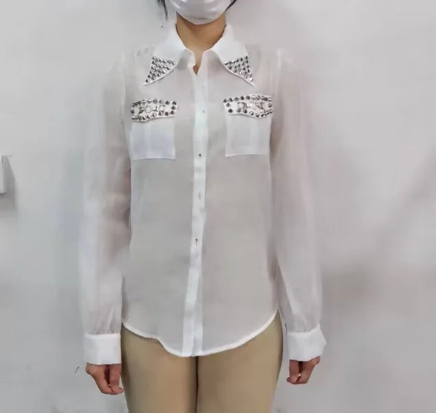 Camisa informal de manga larga para mujer, primavera y otoño de 2023, top sencillo con diseño de bolsillo con tachuelas y cuello vuelto.