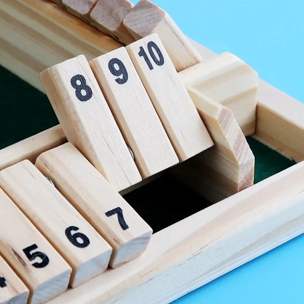 Juego de mesa de dados de madera, "Cierra la caja" para 4 jugadores, fichas y dados, interacción entre padres e hijos, entretenimiento familiar.