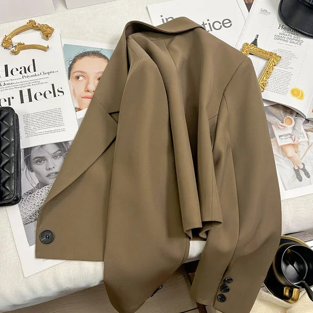 Chaqueta de traje corta holgada de color liso para mujer, nueva moda de primavera y otoño, chaqueta de traje de viaje con un solo botón y un diseño de alto sentido.