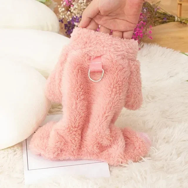Compra ahora nuestros lujosos y acogedores accesorios premium para mascotas y realza el look de tu peludo amigo. Consiente a tu querido compañero.