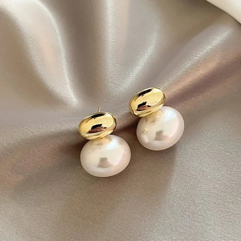 Pendientes redondos de acero inoxidable con perlas de imitación de coral, dije pequeño, chapados en oro y platino, joyería de uso diario.