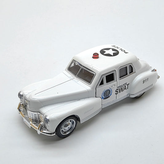 Alloy Classic American Vintage Car Model, with Realistic Simulation, Pull-back Function and Openable Doors, a Children's Toy Car