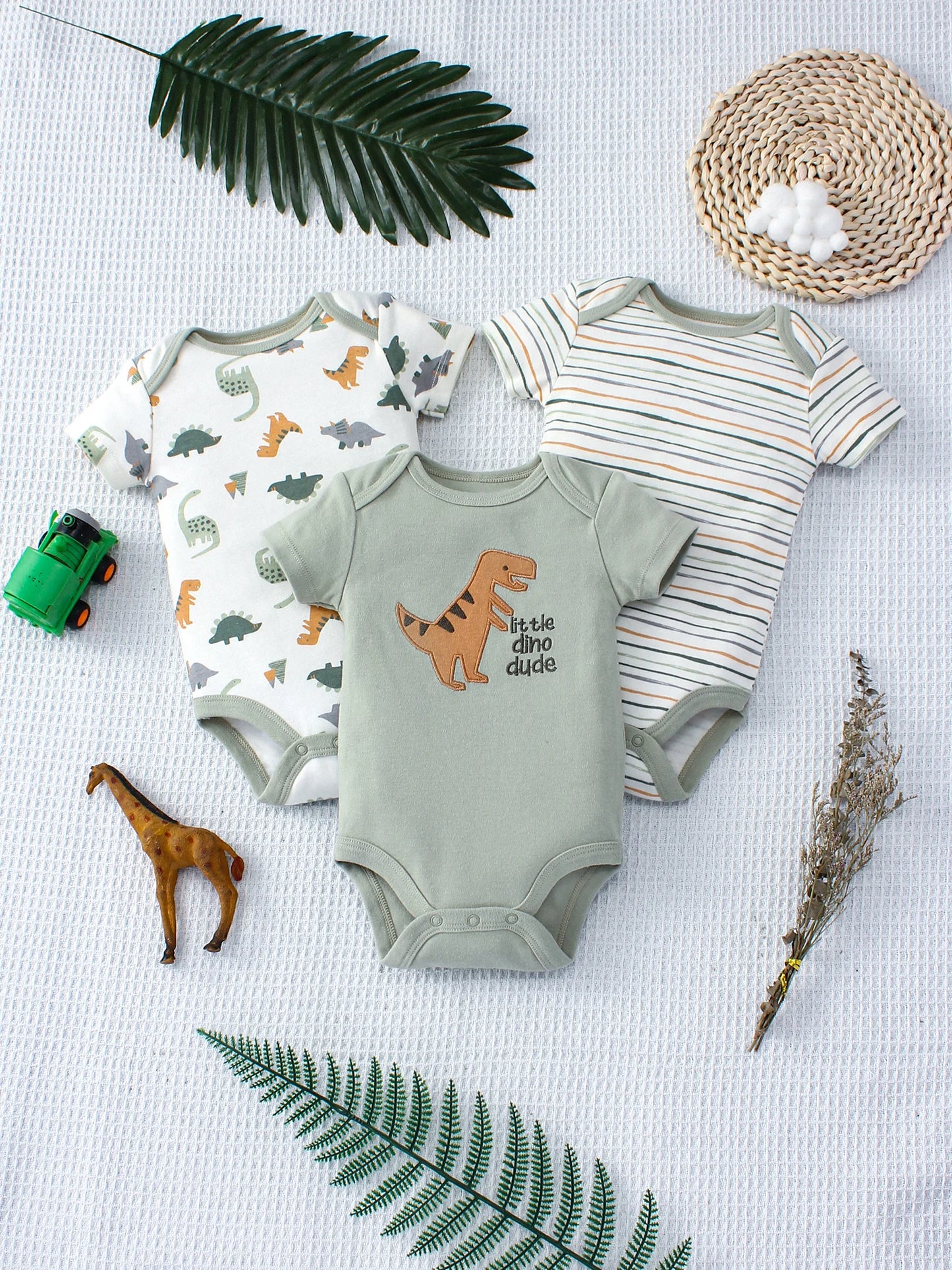 Conjunto de 3 piezas de mono de verano para bebé con estampado de dinosaurio de dibujos animados y diseño de botones a rayas para niños de 0 a 9 meses.