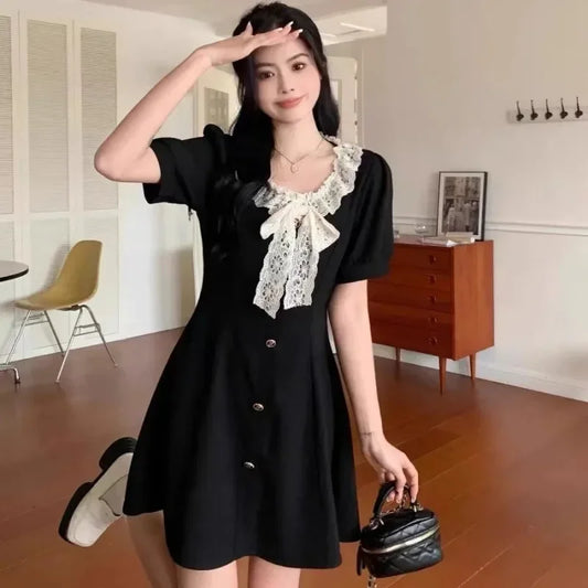 Vestido de verano adelgazante con cuello redondo y lazo vintage de talla grande para mujer, que disimula la figura con un diseño elegante.