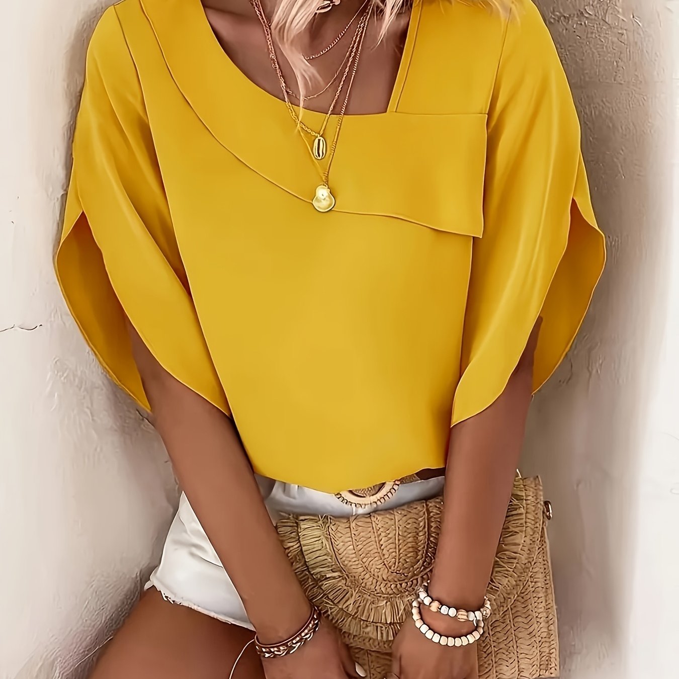 Blusa de color liso con escote asimétrico, dobladillo recto y mangas con volantes
