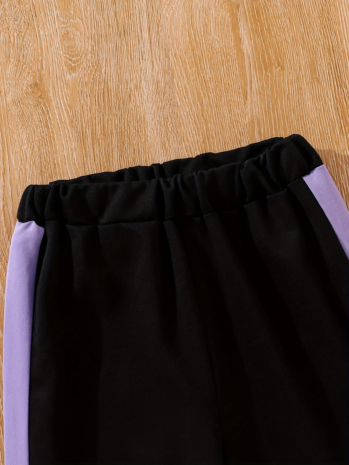 Conjunto deportivo de 3 piezas para niña: sudadera con capucha, camiseta de tirantes y pantalón deportivo. Versátil y cómodo para uso informal al aire libre. Ideal como regalo.
