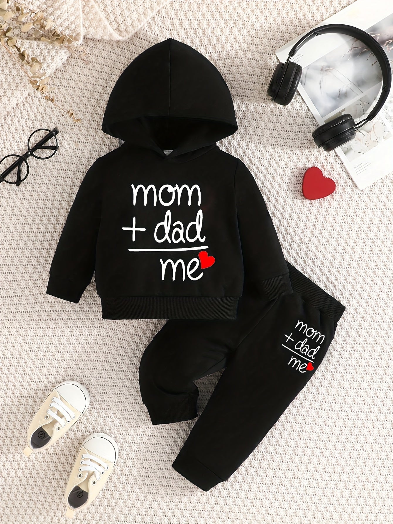 Conjunto de sudadera con capucha y pantalones de manga larga con estampado de letras "Love Dad and Mom" ​​de dos piezas para niños pequeños, ideal para exteriores.