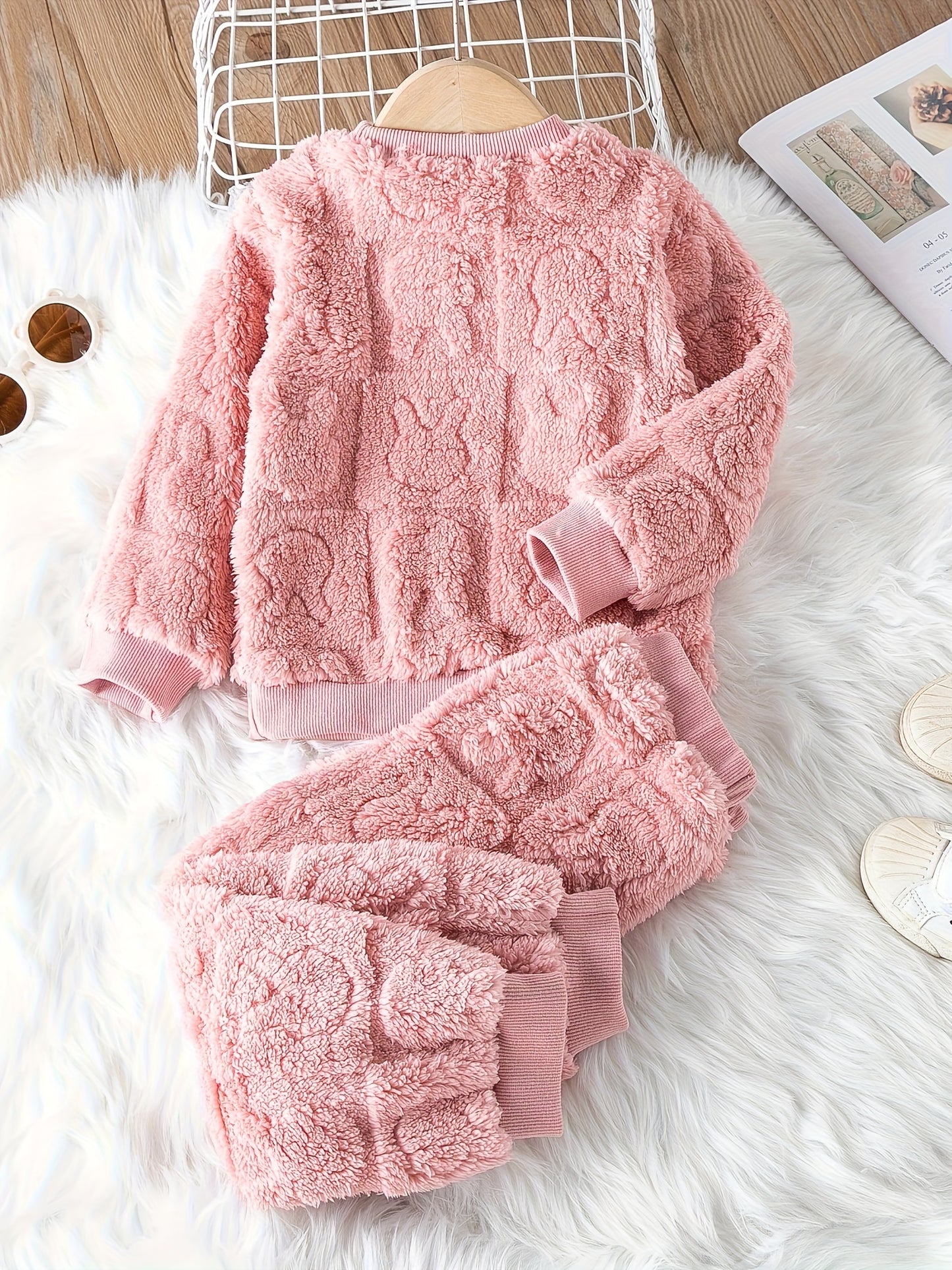 Casual Plush Animal Pattern Crew Neck Pullover Lash Set for - Cozy Warm Fall/Winter Long Sleeve and Pants Outfit, 100% Polyester Non-Stretch Knit Fabric for Weekend Casual Wear - Keep Away from Fire