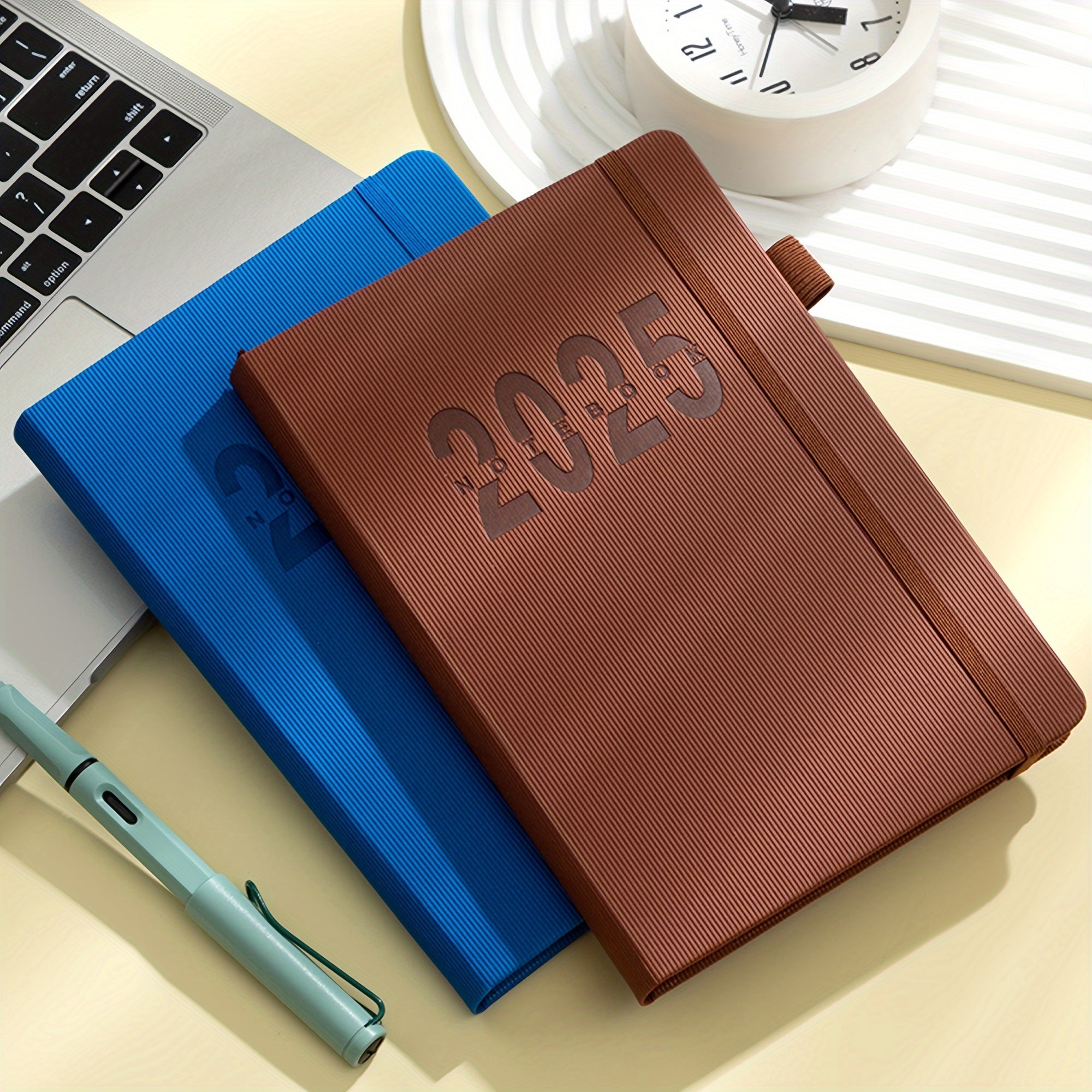 Cuaderno planificador diario QS 2025: organizador de gestión del tiempo de 365 días con resúmenes semanales y mensuales, y recordatorios de autodisciplina para una planificación de vida eficiente.