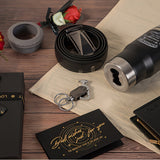 Set de regalo de 6 piezas para hombre: billetera de cuero, cinturón de acero inoxidable, vaso con tapa, llavero, tarjeta y flores artificiales. Ideal para cumpleaños, San Valentín, Día del Padre y Navidad.
