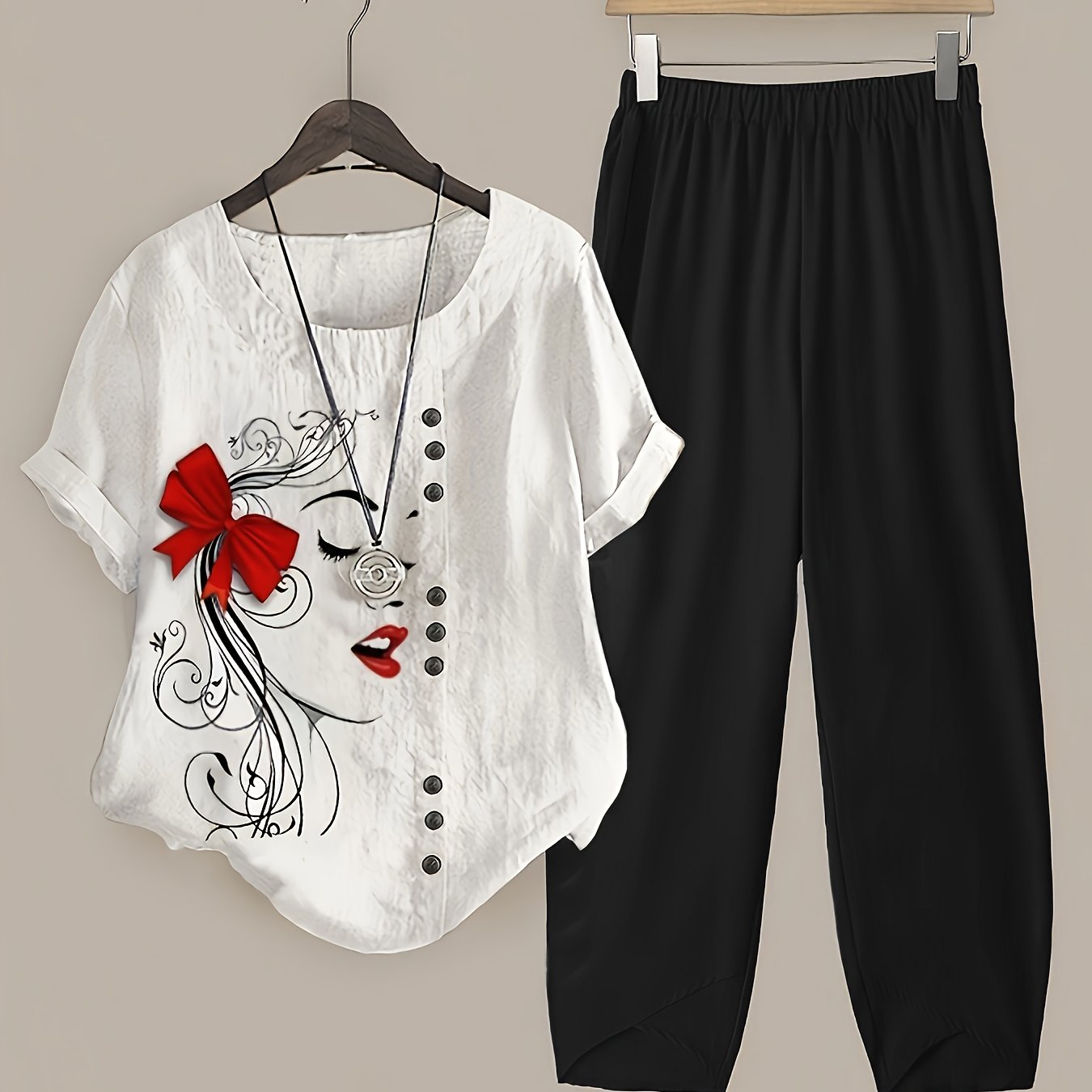 Plus Size Women'S Printed Top & Cropped Pants Set - Vacation Style, Crew Neck, Non-Stretch Fabric with Pocket Detail, Portrait Pattern, Lash Sets for Casual Wear, Vacation Outfit | Playful Print Top | Polyester Fabric