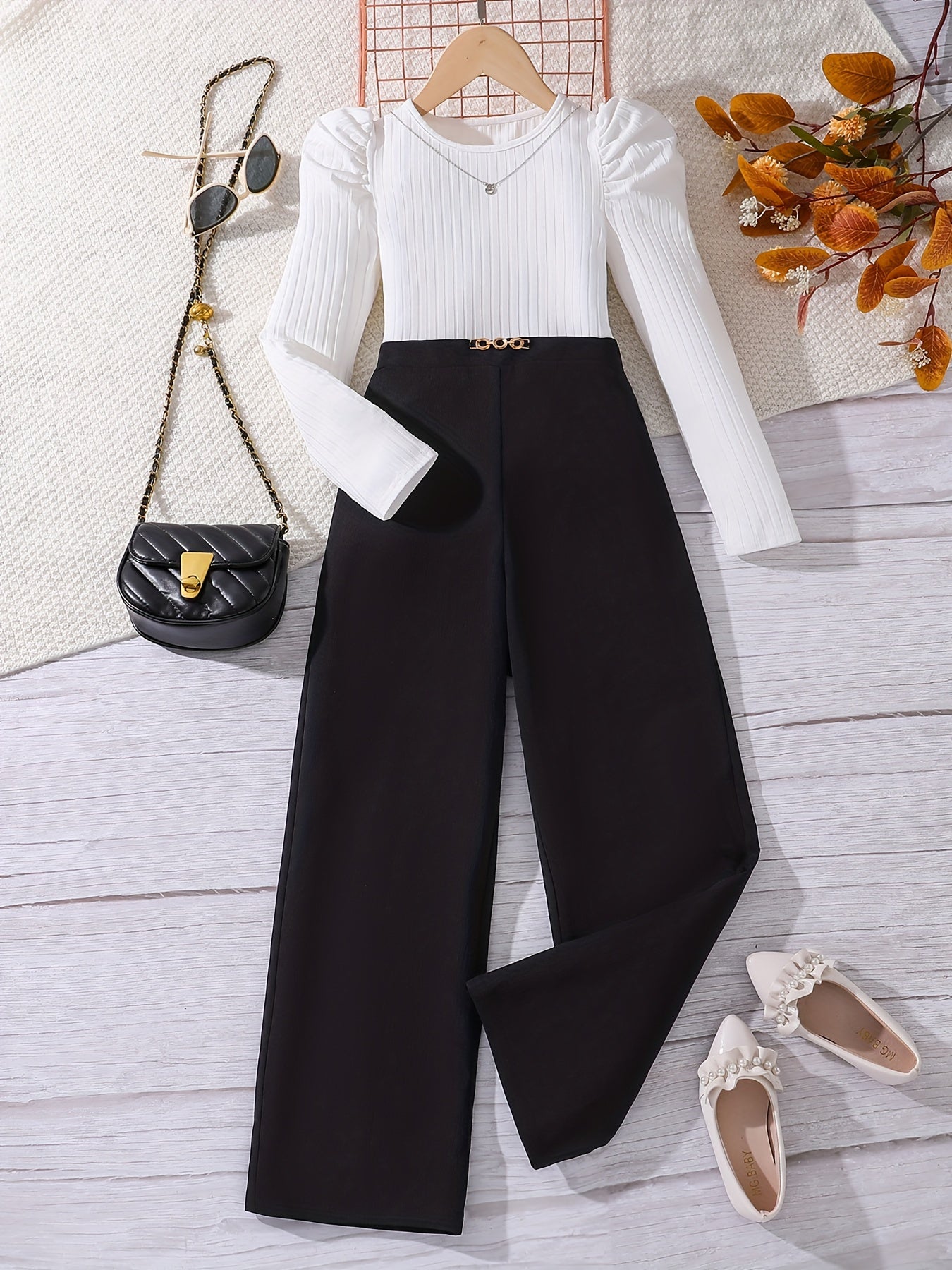 Conjunto elegante de 2 piezas para niña: camiseta de manga larga y pantalón recto con detalle de cadena metálica. Perfecto para otoño/invierno. Lavable a máquina. Ideal para exteriores.