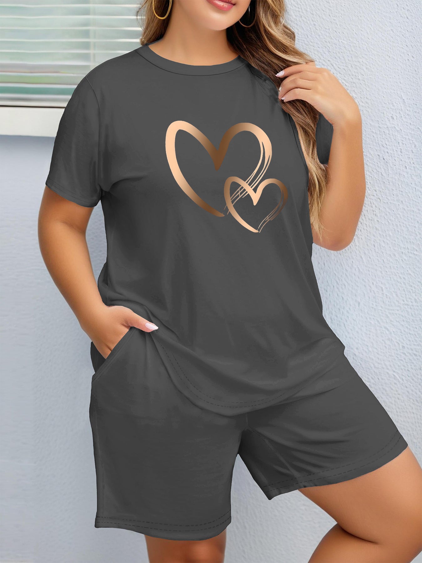 2pcs Women's Plus Size Casual Outfit - Heart Print Short Sleeve T-Shirt & Pocketed Shorts, Stretchy Waistband, Crew Neck, Soft Fabric, Perfect for Spring/Summer