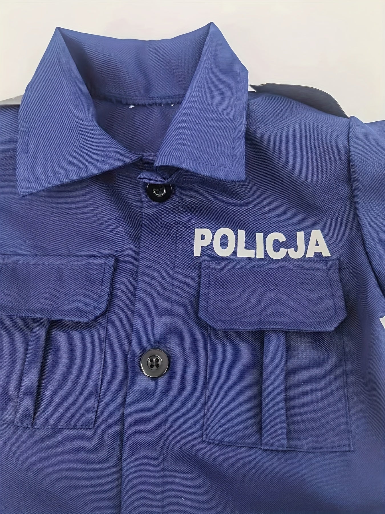 Disfraz de policía para fiesta de temática profesional para niño: camisa de manga corta, pantalón azul marino, gorra y porra a juego. Conjunto de 4 piezas, perfecto para Halloween, carnaval y presentaciones de personajes de películas.