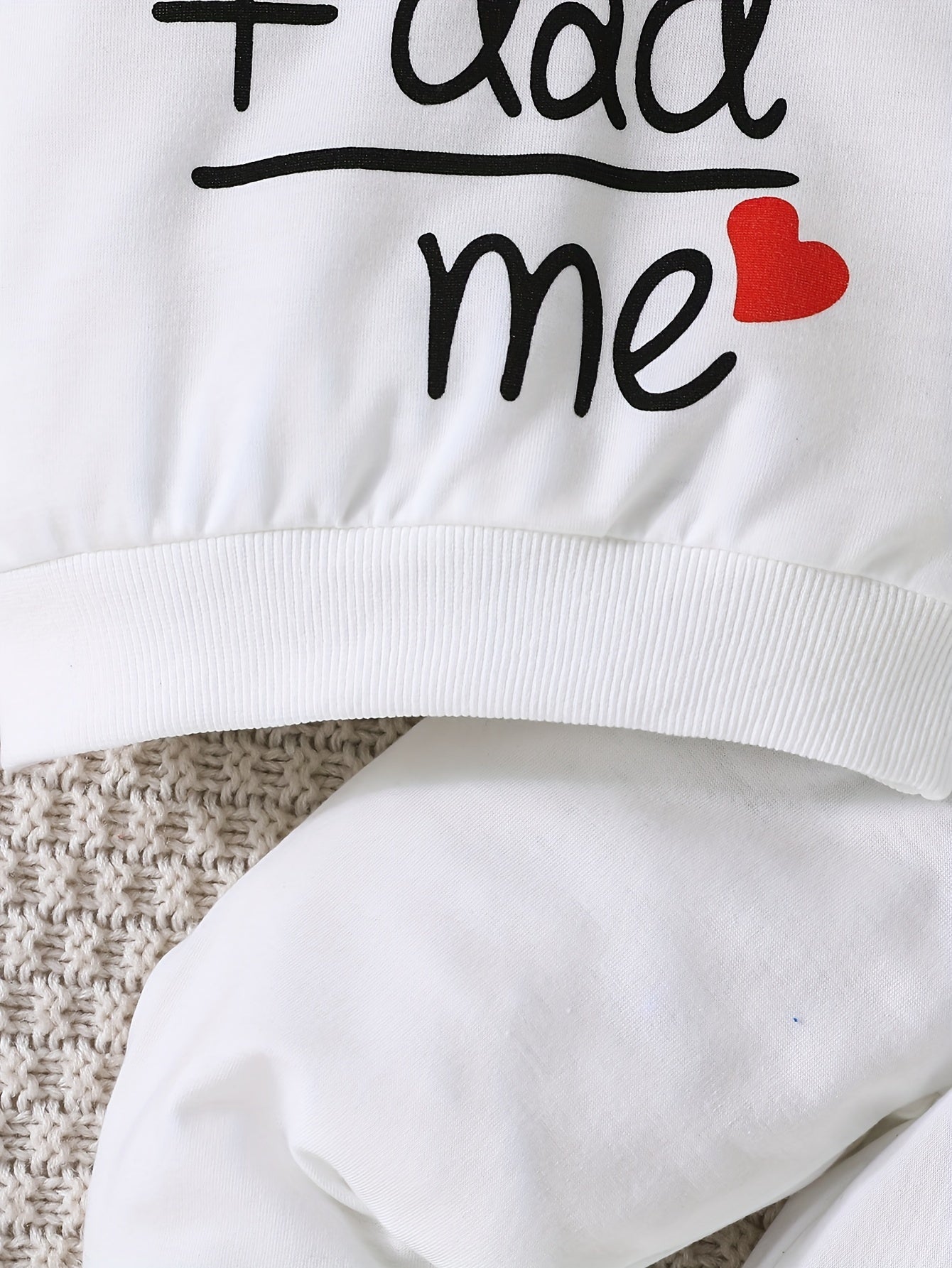 Conjunto de sudadera con capucha y pantalones de manga larga con estampado de letras "Love Dad and Mom" ​​de dos piezas para niños pequeños, ideal para exteriores.