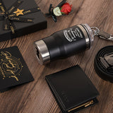 Set de regalo de 6 piezas para hombre: billetera de cuero, cinturón de acero inoxidable, vaso con tapa, llavero, tarjeta y flores artificiales. Ideal para cumpleaños, San Valentín, Día del Padre y Navidad.