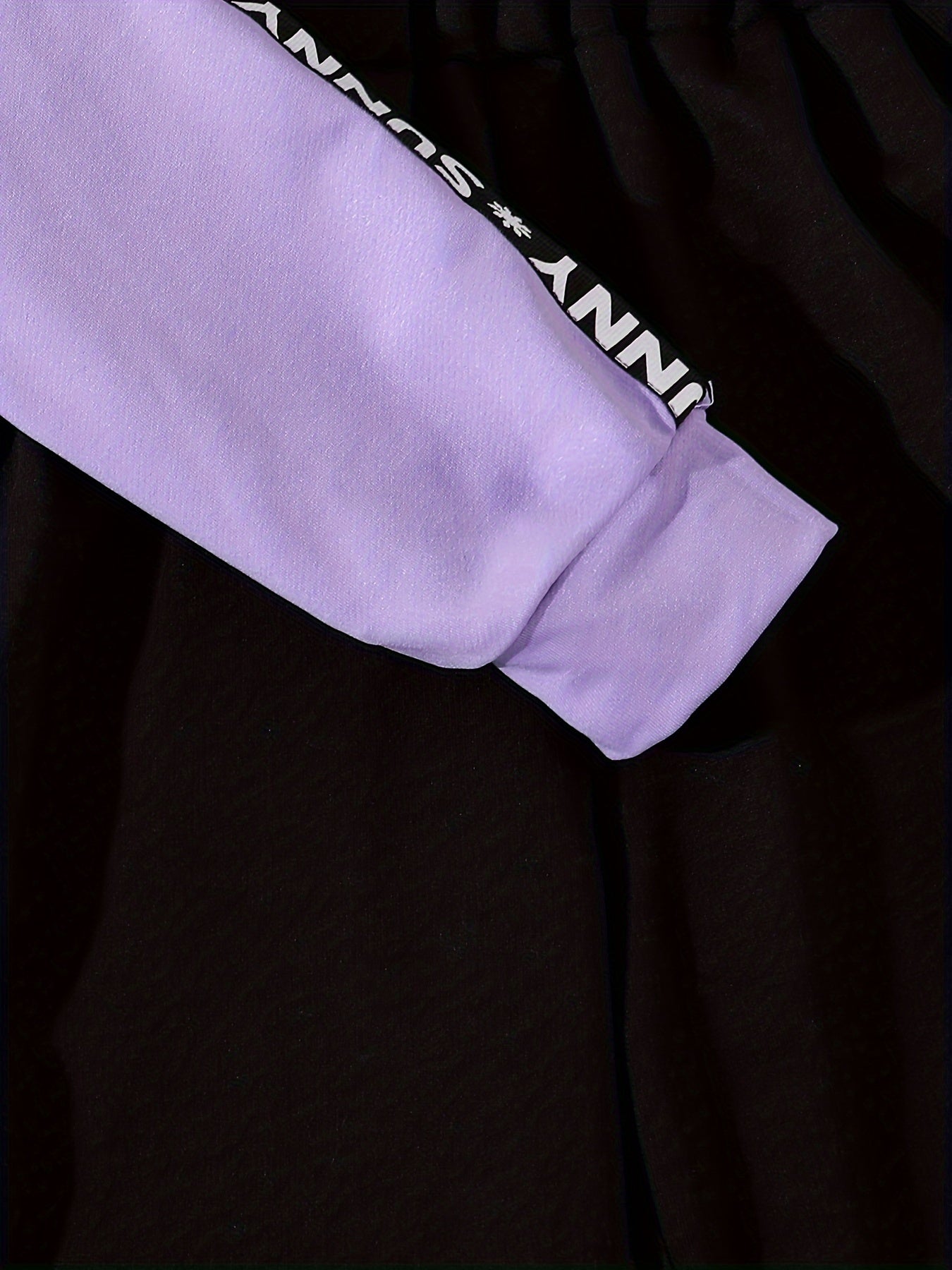 Conjunto deportivo de 3 piezas para niña: sudadera con capucha, camiseta de tirantes y pantalón deportivo. Versátil y cómodo para uso informal al aire libre. Ideal como regalo.