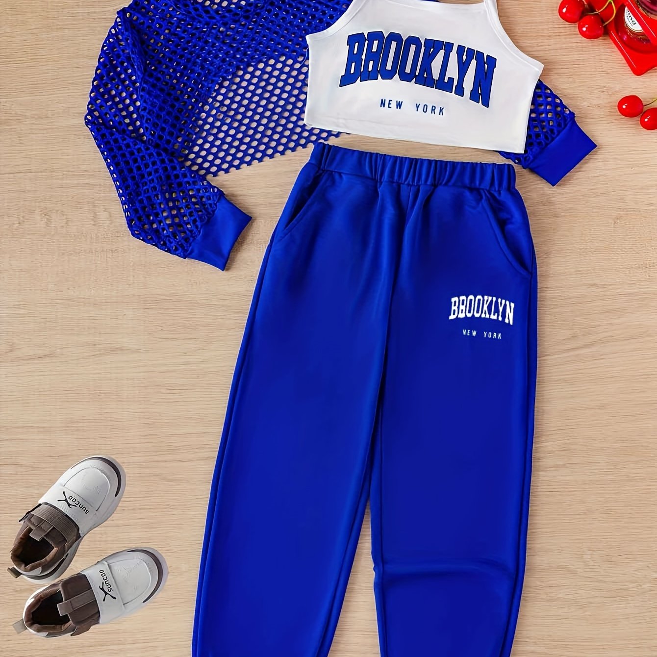 Conjunto de 3 piezas para niñas: camiseta con letras Brooklyn, top playero y pantalón deportivo. Versátil para uso informal de verano y exterior.
