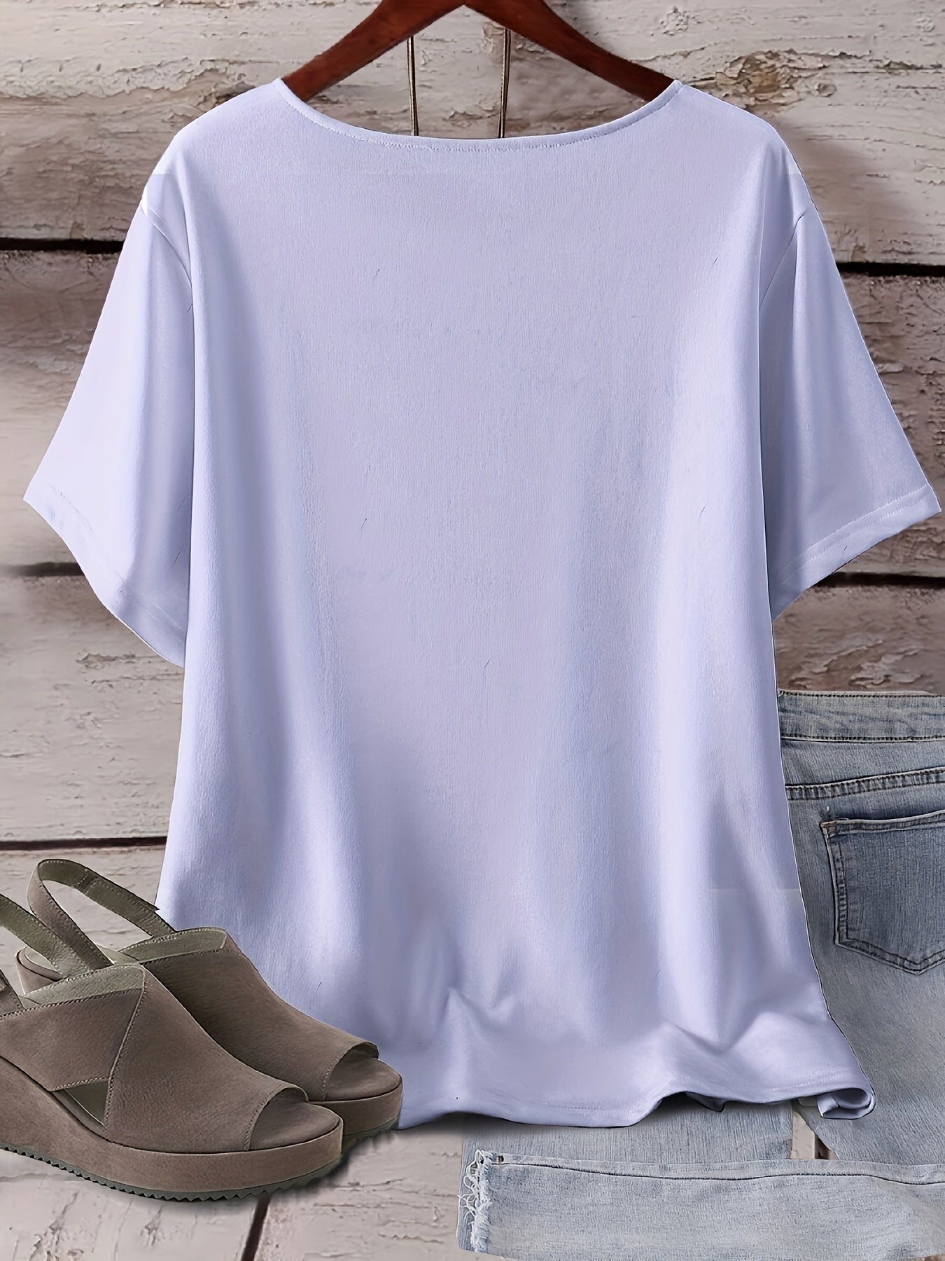 Women's Plus Size Light Blue Floral Heart All-Over Print T-Shirt - Stretchy Casual Round Neck Short Sleeve Top, Machine Washable for Casual Attire, Versatile Wardrobe Staple, Stylish Graphic Tee, Comfortable Fit, Printed Blou