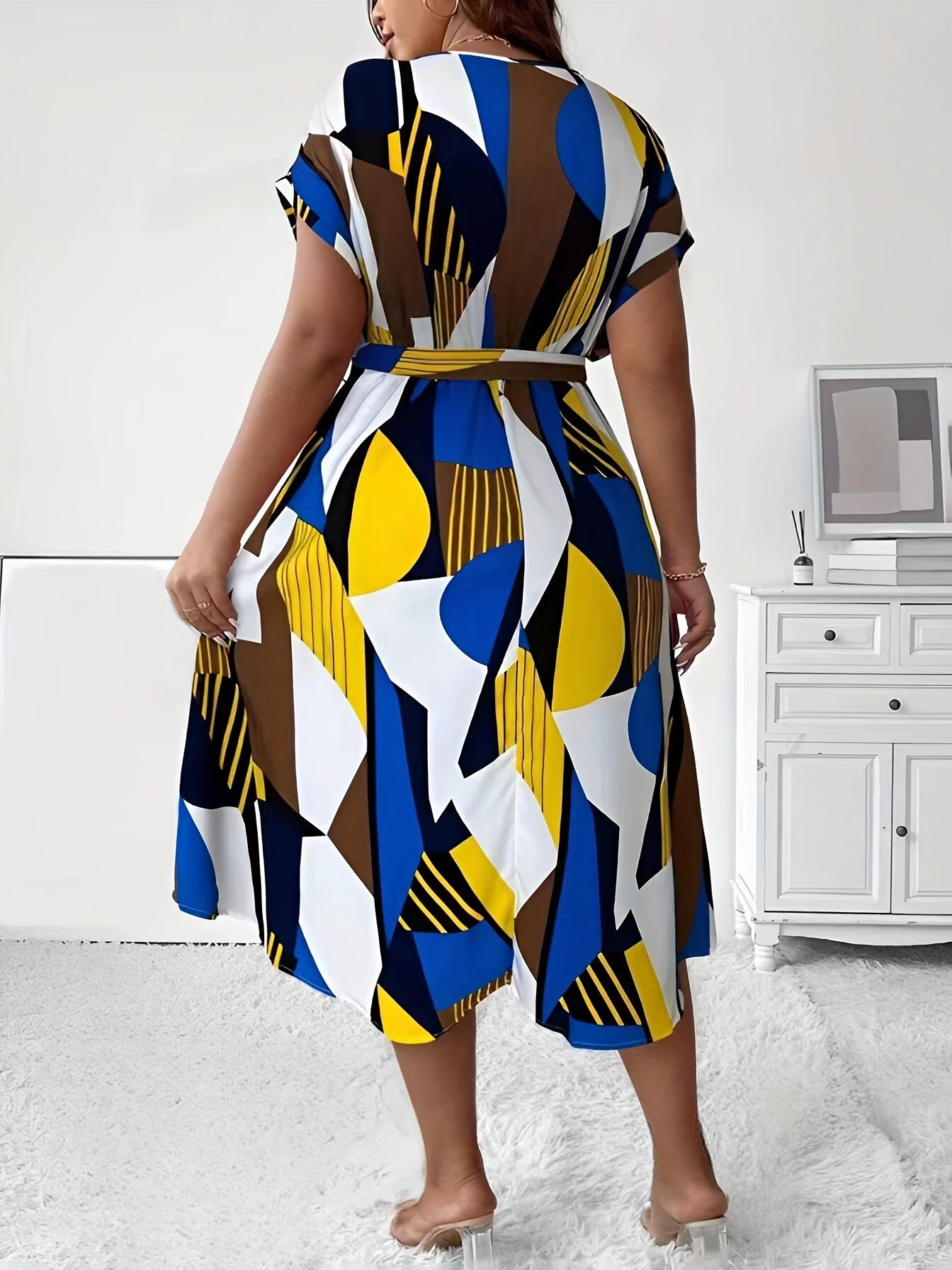 Vestido con estampado tropical y mangas murciélago, talla grande, escote en V, cintura con cinturón, poliéster ligero, lavable a máquina, ideal para vacaciones de verano. Vestidos de verano de talla grande.