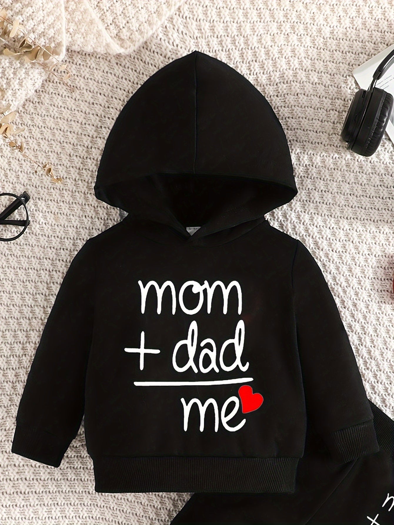 Conjunto de sudadera con capucha y pantalones de manga larga con estampado de letras "Love Dad and Mom" ​​de dos piezas para niños pequeños, ideal para exteriores.