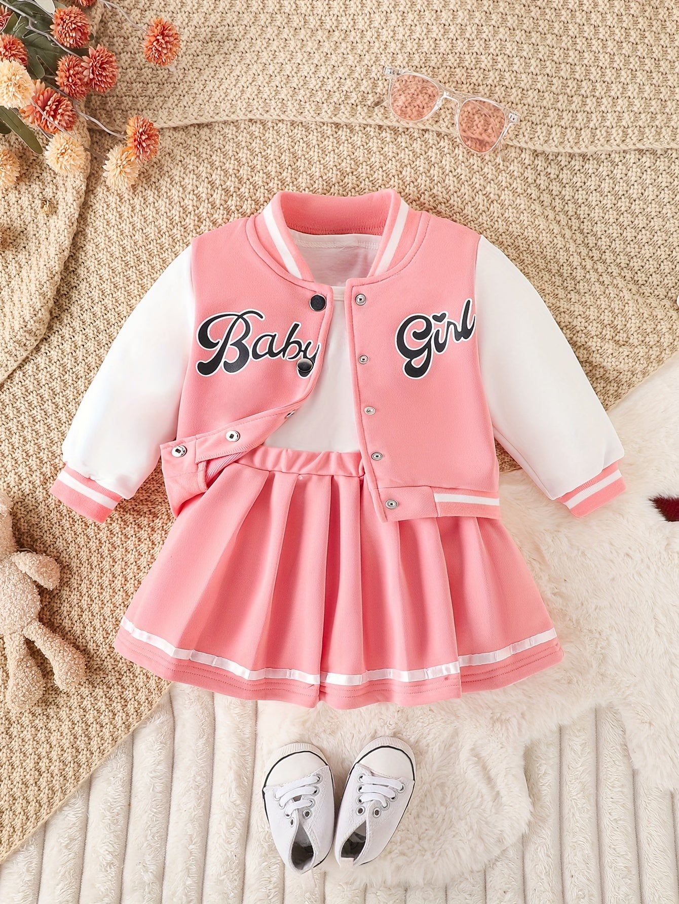 Conjunto de 2 piezas de chaqueta de béisbol con estampado de niña y falda plisada para exteriores, ideal para fiestas y deportes.