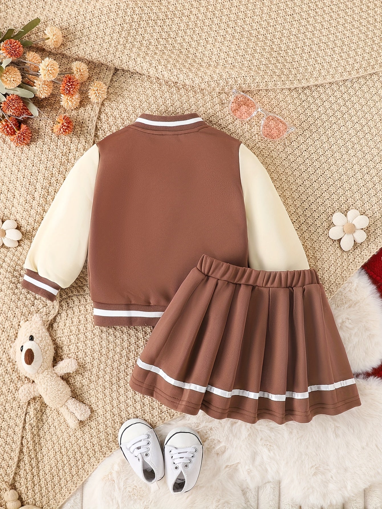 Conjunto de 2 piezas de chaqueta de béisbol con estampado de niña y falda plisada para exteriores, ideal para fiestas y deportes.