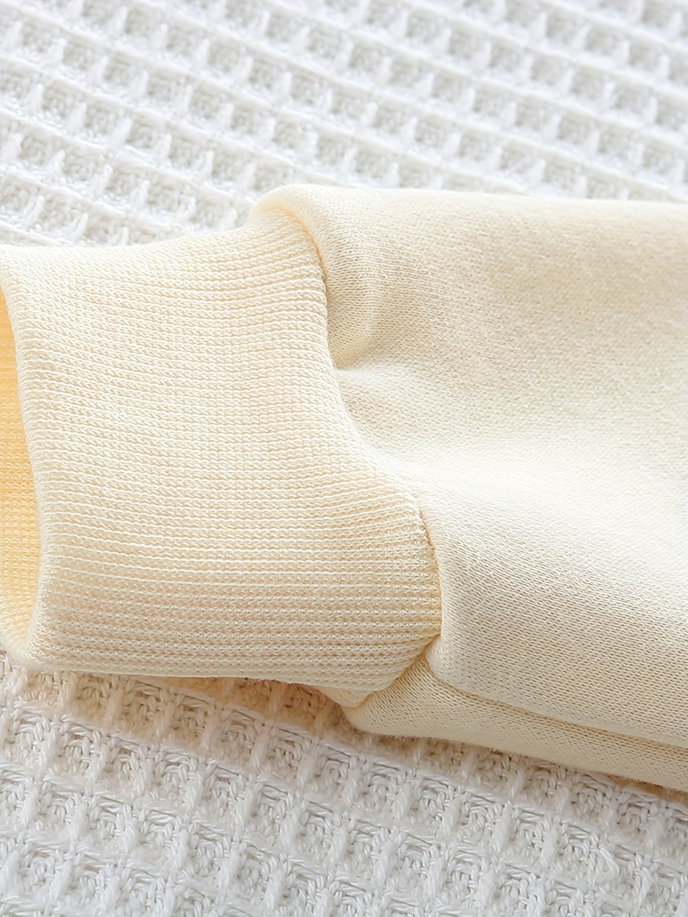 Conjunto de tres piezas de abrigo con capucha de terciopelo de doble cara para niñas pequeñas con dibujos de oso, sudadera y pantalones, para otoño e invierno, con gorro grueso y casual, para exteriores.