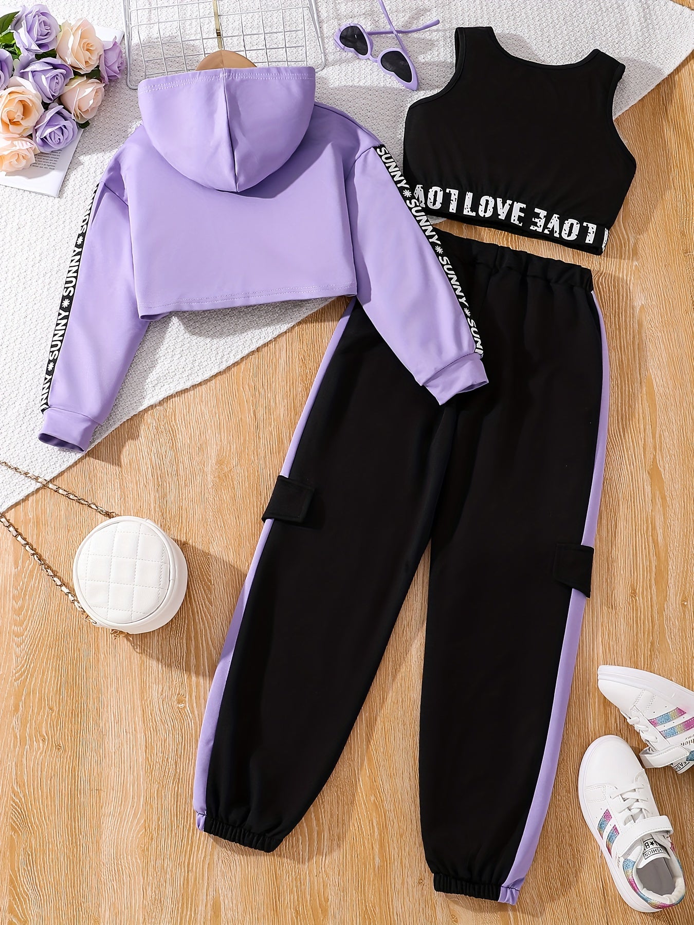 Conjunto deportivo de 3 piezas para niña: sudadera con capucha, camiseta de tirantes y pantalón deportivo. Versátil y cómodo para uso informal al aire libre. Ideal como regalo.
