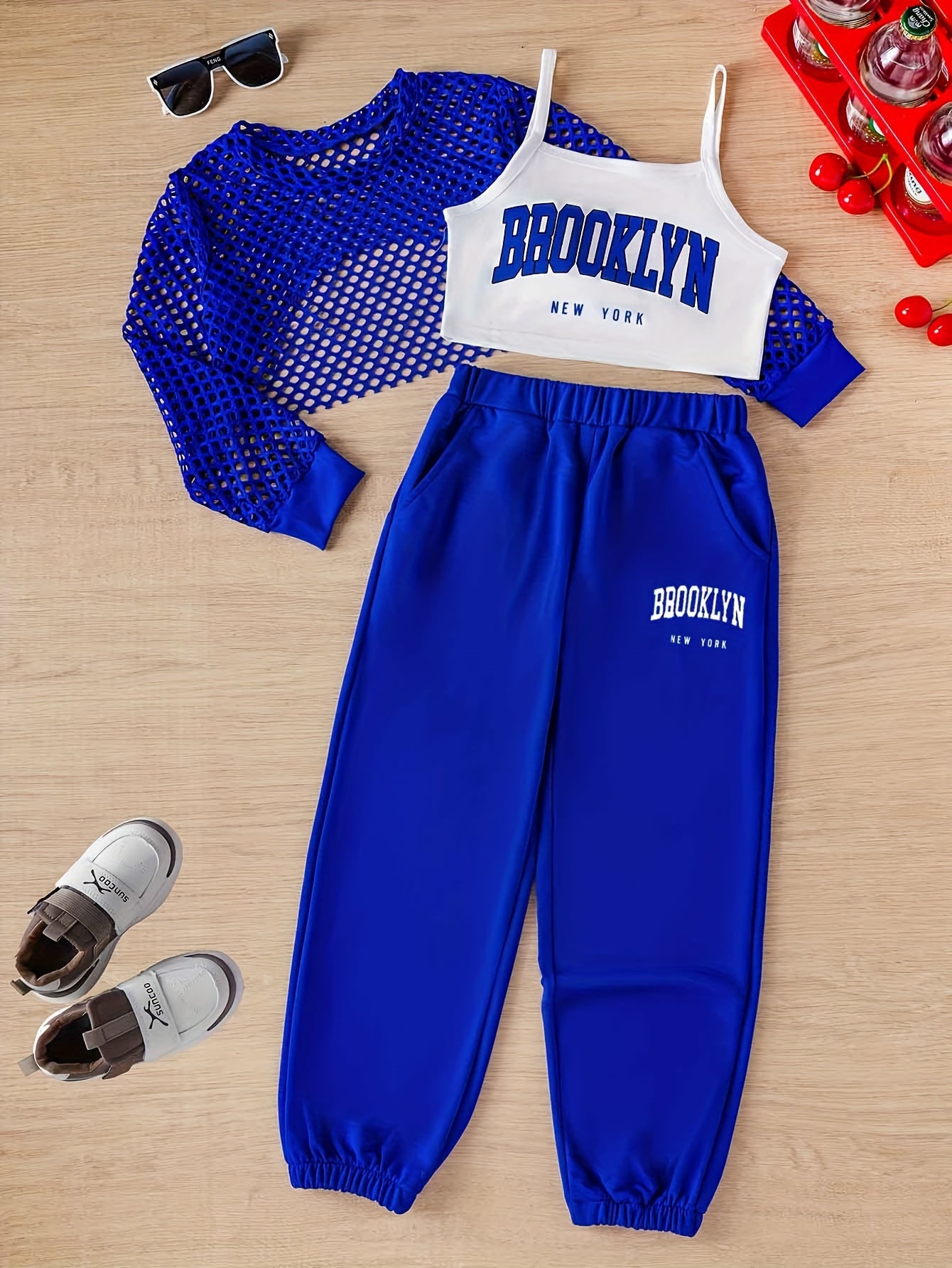 Conjunto de 3 piezas para niñas: camiseta con letras Brooklyn, top playero y pantalón deportivo. Versátil para uso informal de verano y exterior.