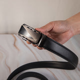 Set de regalo de 6 piezas para hombre: billetera de cuero, cinturón de acero inoxidable, vaso con tapa, llavero, tarjeta y flores artificiales. Ideal para cumpleaños, San Valentín, Día del Padre y Navidad.