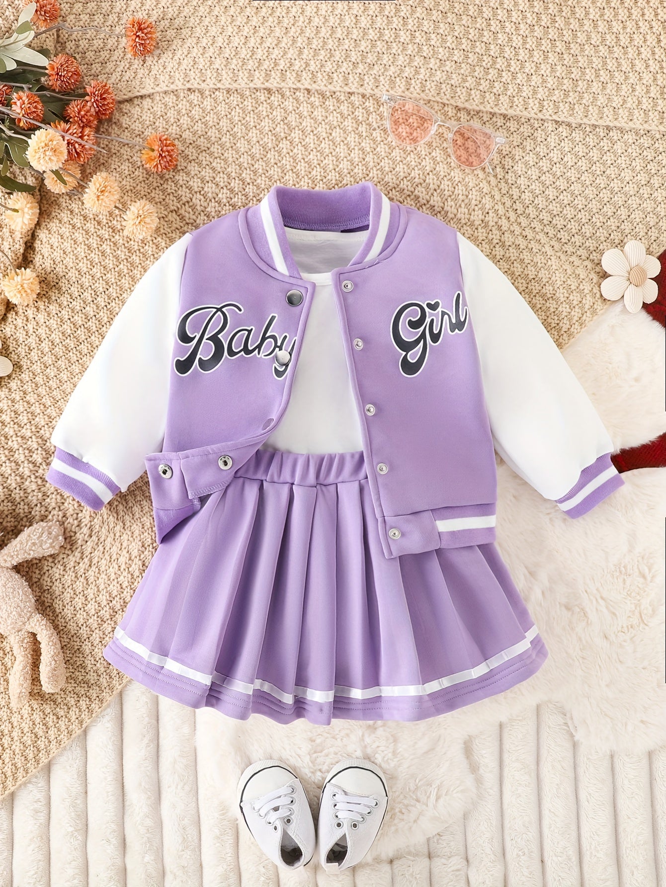Conjunto de 2 piezas de chaqueta de béisbol con estampado de niña y falda plisada para exteriores, ideal para fiestas y deportes.