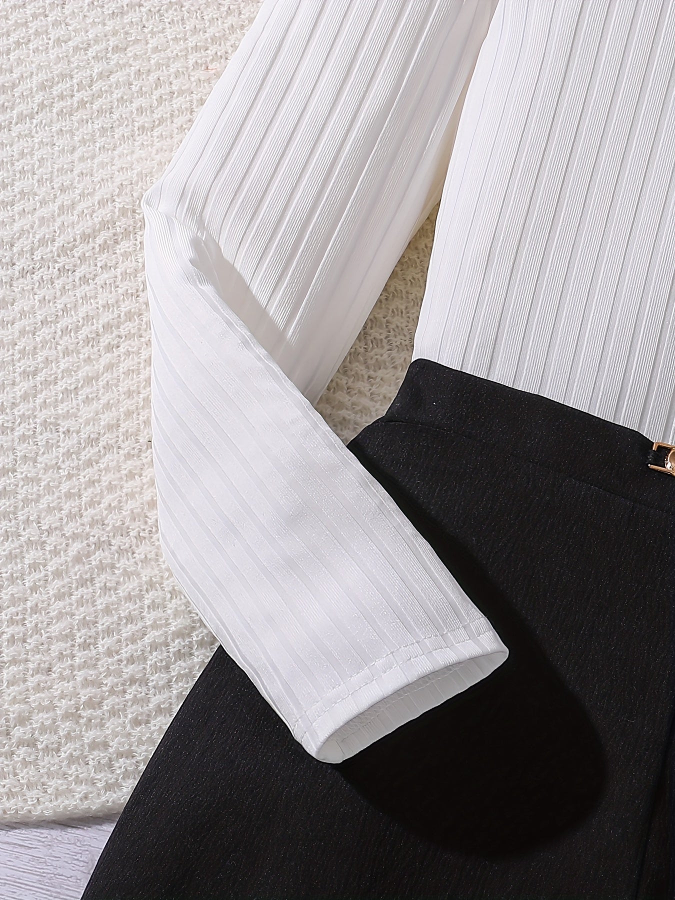 Conjunto elegante de 2 piezas para niña: camiseta de manga larga y pantalón recto con detalle de cadena metálica. Perfecto para otoño/invierno. Lavable a máquina. Ideal para exteriores.