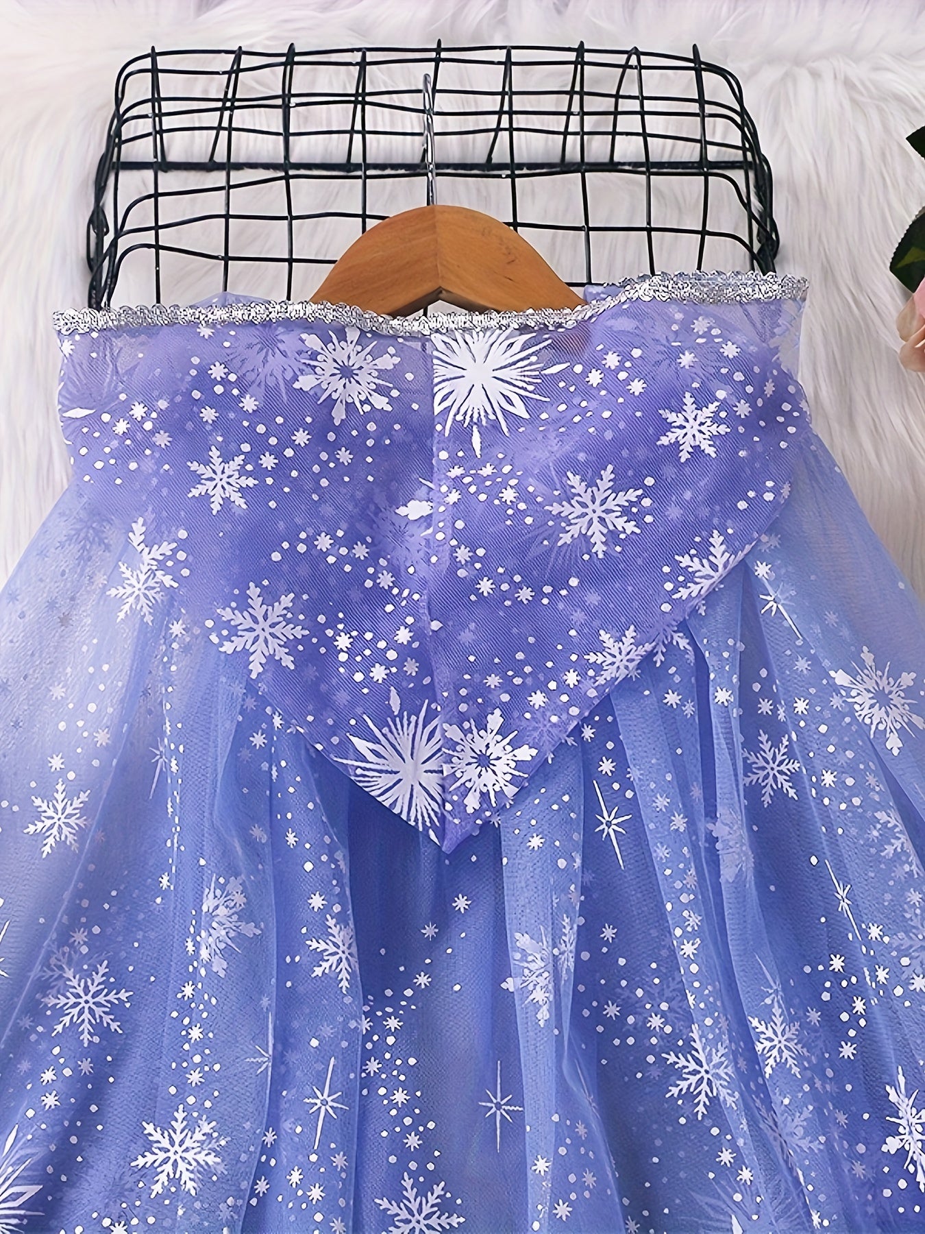 Capa de copo de nieve con degradado azul encantador para niños - Poliéster; Estampado floral; Detalle de botones; Tejido de punto ligeramente elástico; Corte estándar; Edad 3+; Disfraz de Halloween