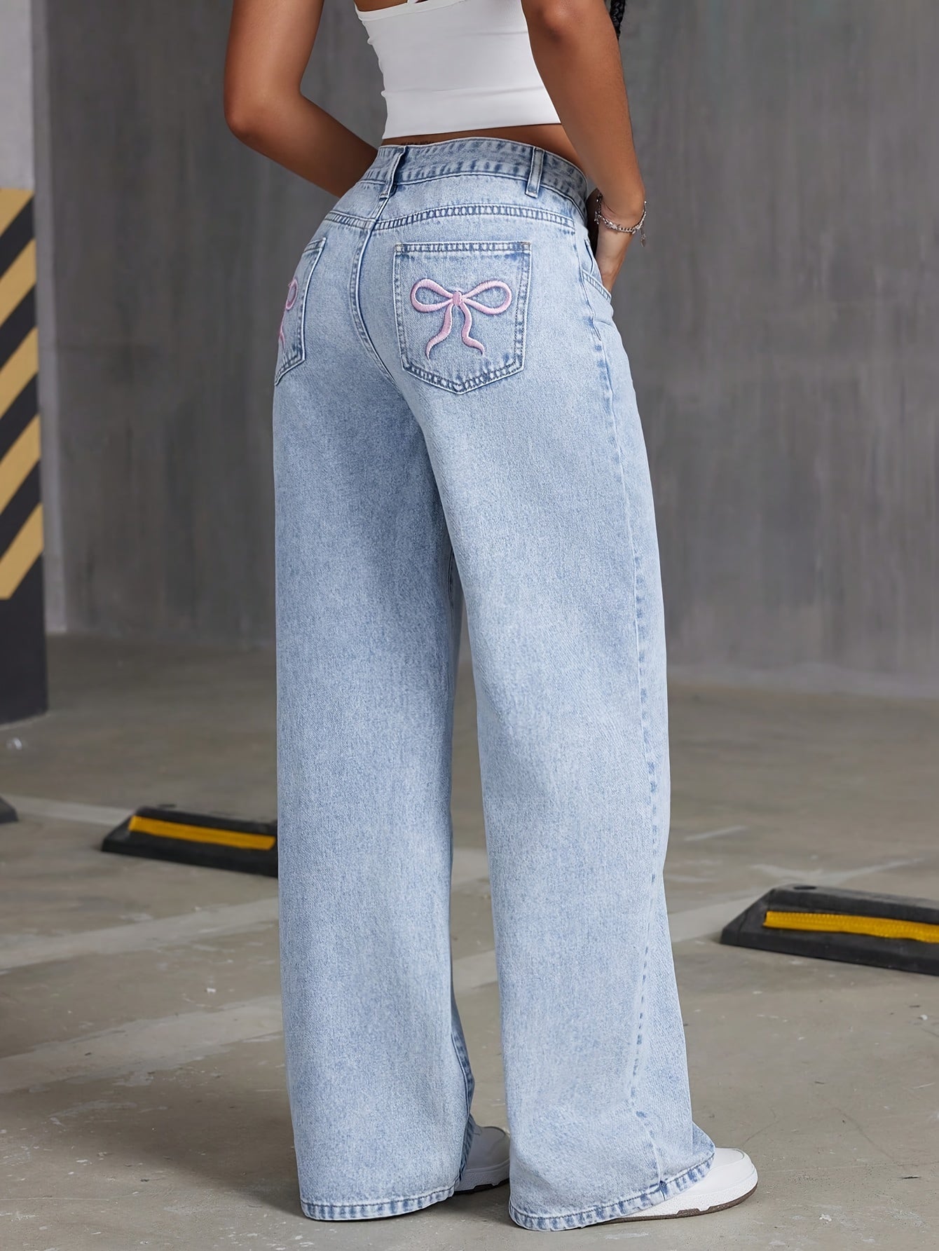 Jeans de mezclilla de moda para niñas HEY+JEANS, corte holgado largo, cintura ajustable, pierna ancha, bordado de mariposa, sin elasticidad, de temporada, cierre de cremallera, pantalones casuales juveniles.