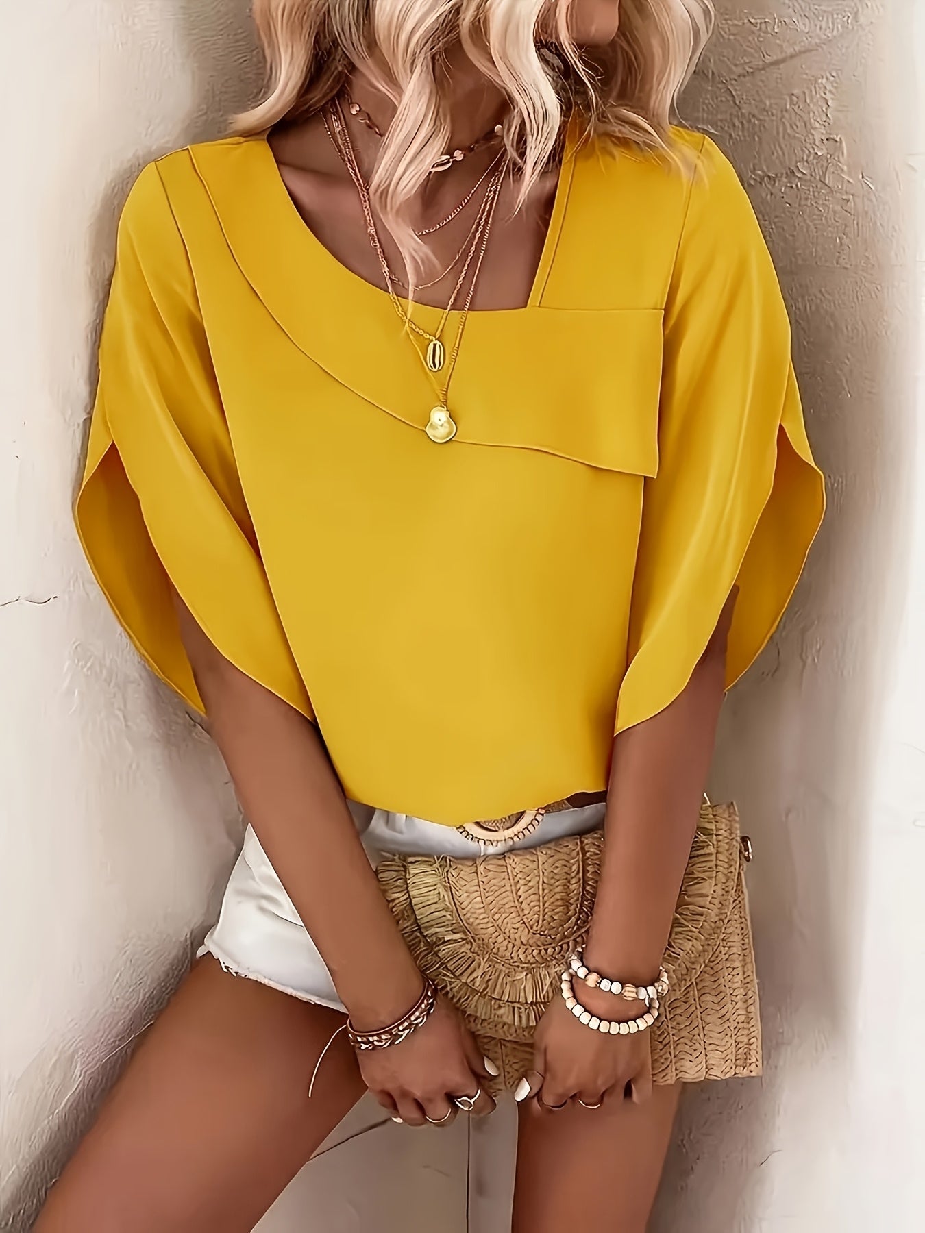 Blusa de color liso con escote asimétrico, dobladillo recto y mangas con volantes