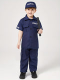 Disfraz de policía para fiesta de temática profesional para niño: camisa de manga corta, pantalón azul marino, gorra y porra a juego. Conjunto de 4 piezas, perfecto para Halloween, carnaval y presentaciones de personajes de películas.