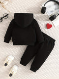 Conjunto de sudadera con capucha y pantalones de manga larga con estampado de letras "Love Dad and Mom" ​​de dos piezas para niños pequeños, ideal para exteriores.