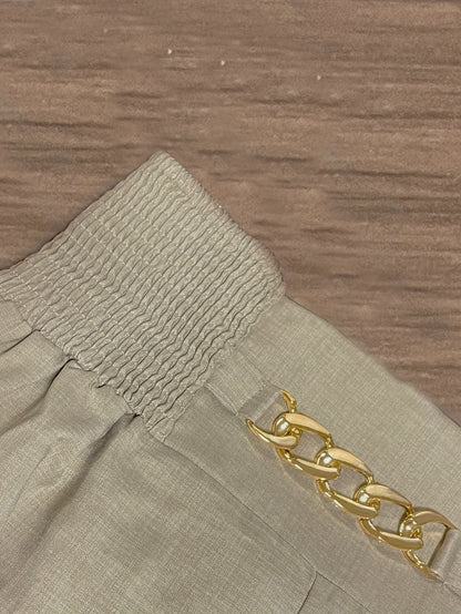 Elegante pantalón ancho con cintura fruncida. Mezcla de poliéster, sin elasticidad, color liso, apto para todas las estaciones.