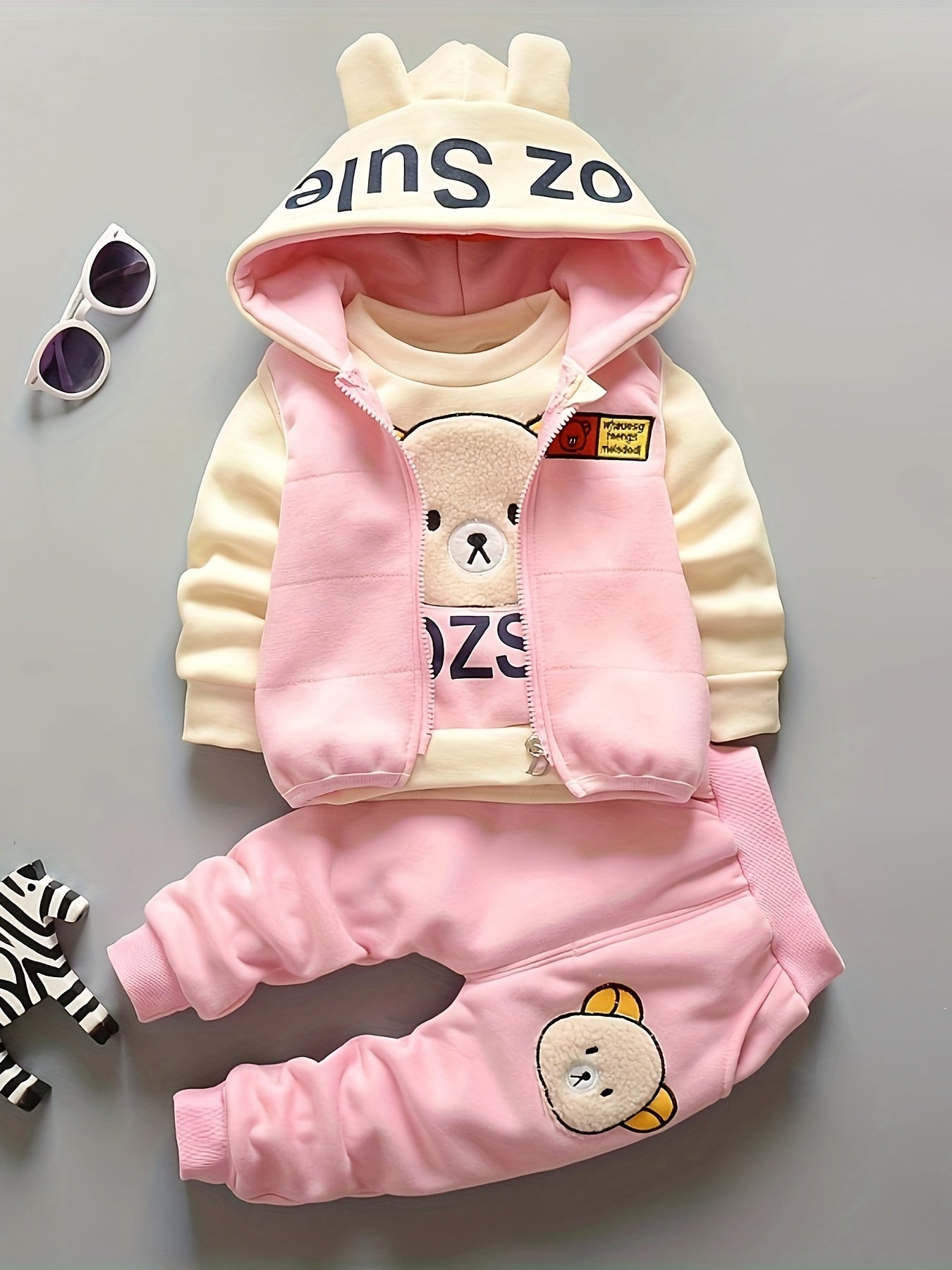 Conjunto de tres piezas de abrigo con capucha de terciopelo de doble cara para niñas pequeñas con dibujos de oso, sudadera y pantalones, para otoño e invierno, con gorro grueso y casual, para exteriores.