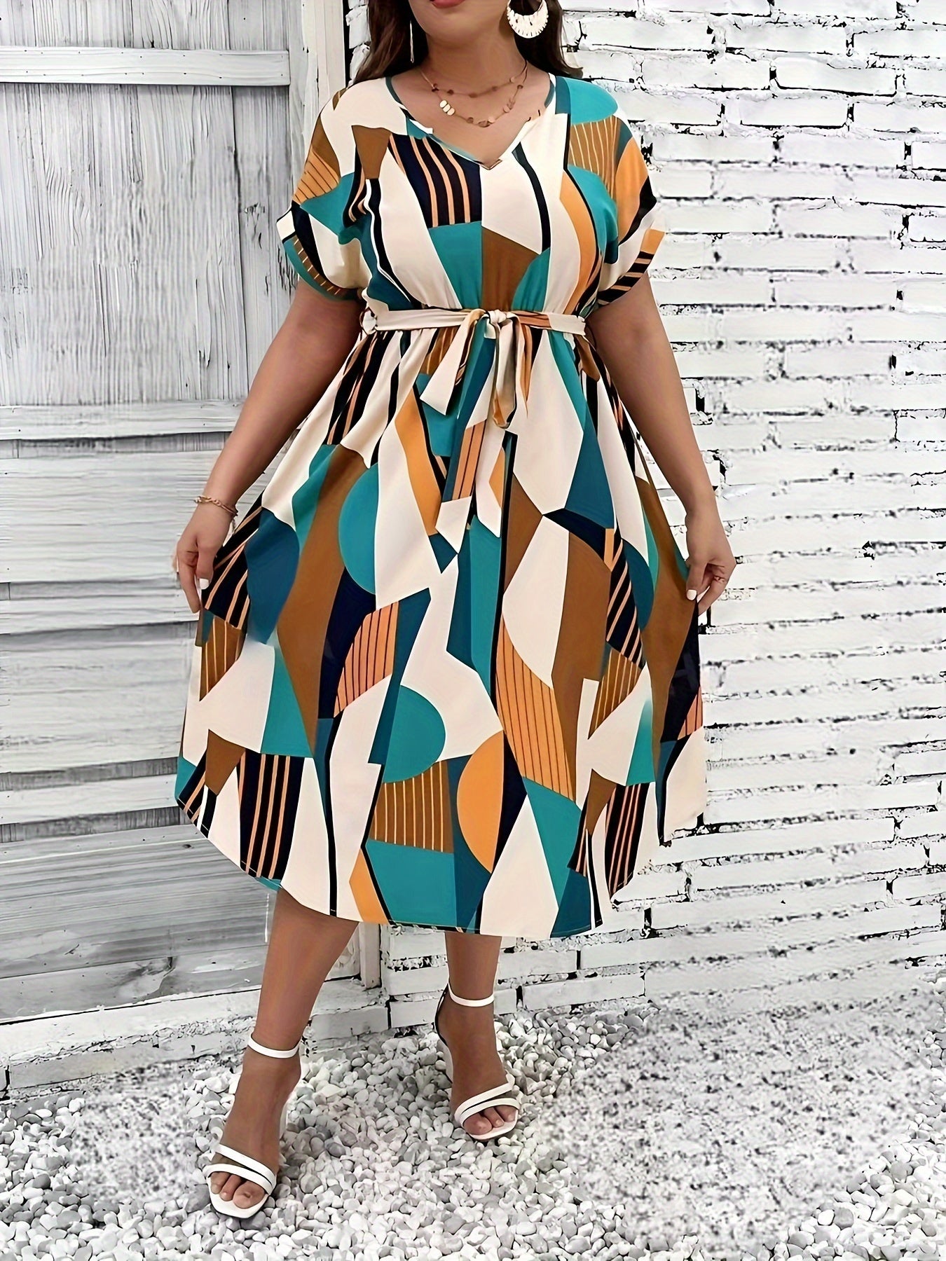 Vestido con estampado tropical y mangas murciélago, talla grande, escote en V, cintura con cinturón, poliéster ligero, lavable a máquina, ideal para vacaciones de verano. Vestidos de verano de talla grande.