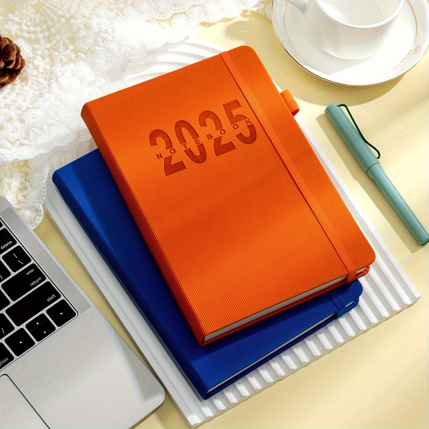 Cuaderno planificador diario QS 2025: organizador de gestión del tiempo de 365 días con resúmenes semanales y mensuales, y recordatorios de autodisciplina para una planificación de vida eficiente.