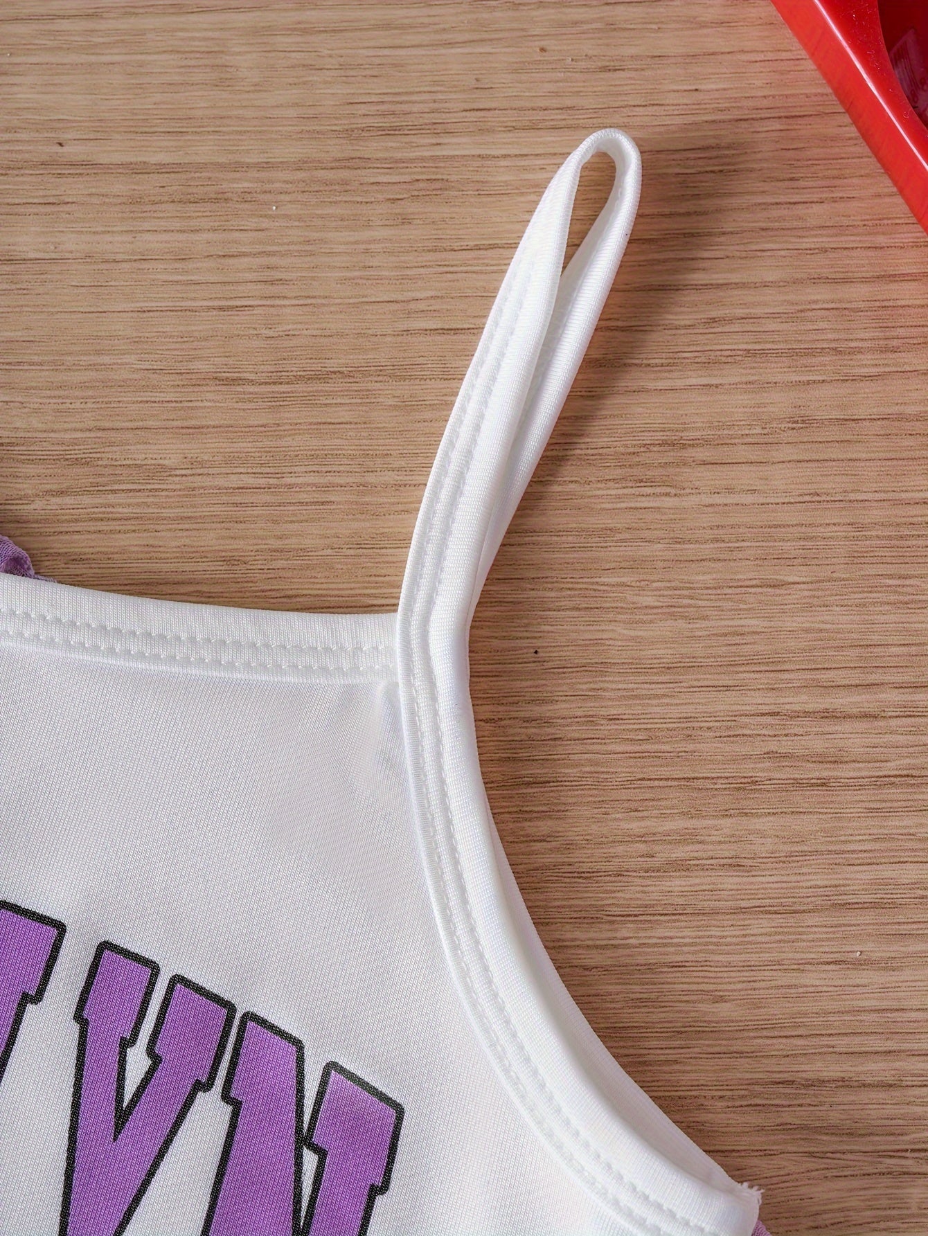 Conjunto de 3 piezas para niñas: camiseta con letras Brooklyn, top playero y pantalón deportivo. Versátil para uso informal de verano y exterior.
