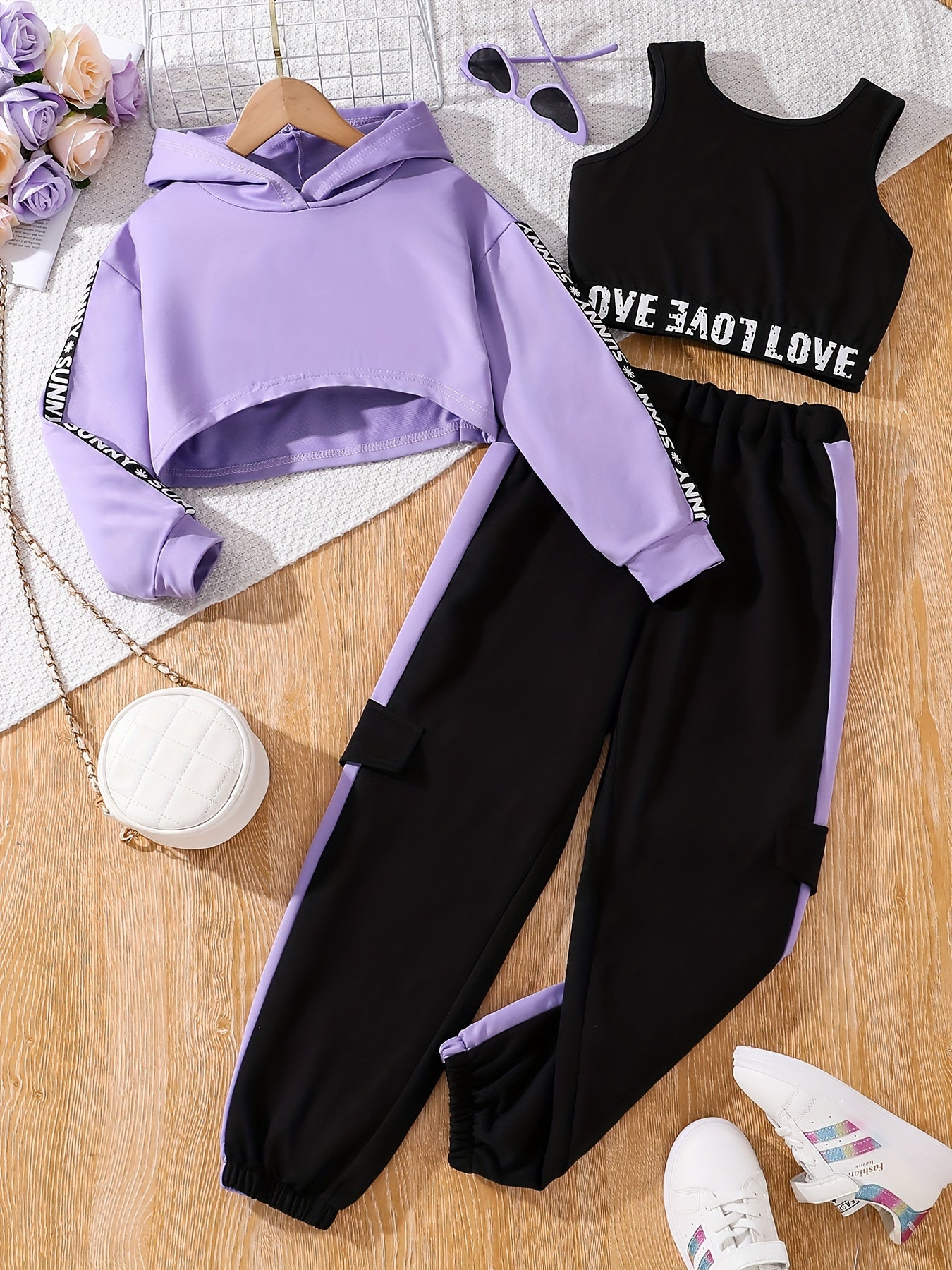 Conjunto deportivo de 3 piezas para niña: sudadera con capucha, camiseta de tirantes y pantalón deportivo. Versátil y cómodo para uso informal al aire libre. Ideal como regalo.