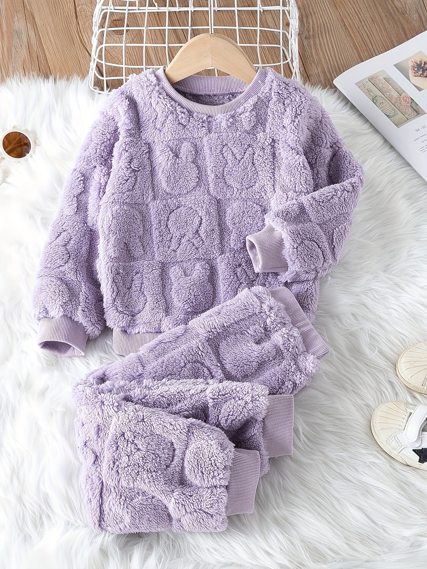 Casual Plush Animal Pattern Crew Neck Pullover Lash Set for - Cozy Warm Fall/Winter Long Sleeve and Pants Outfit, 100% Polyester Non-Stretch Knit Fabric for Weekend Casual Wear - Keep Away from Fire