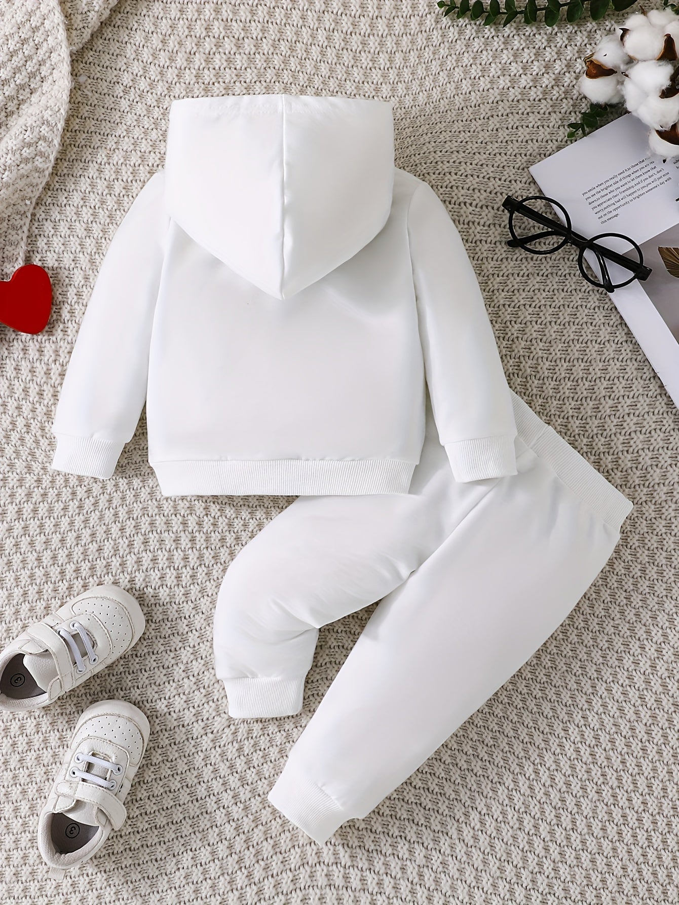 Conjunto de sudadera con capucha y pantalones de manga larga con estampado de letras "Love Dad and Mom" ​​de dos piezas para niños pequeños, ideal para exteriores.