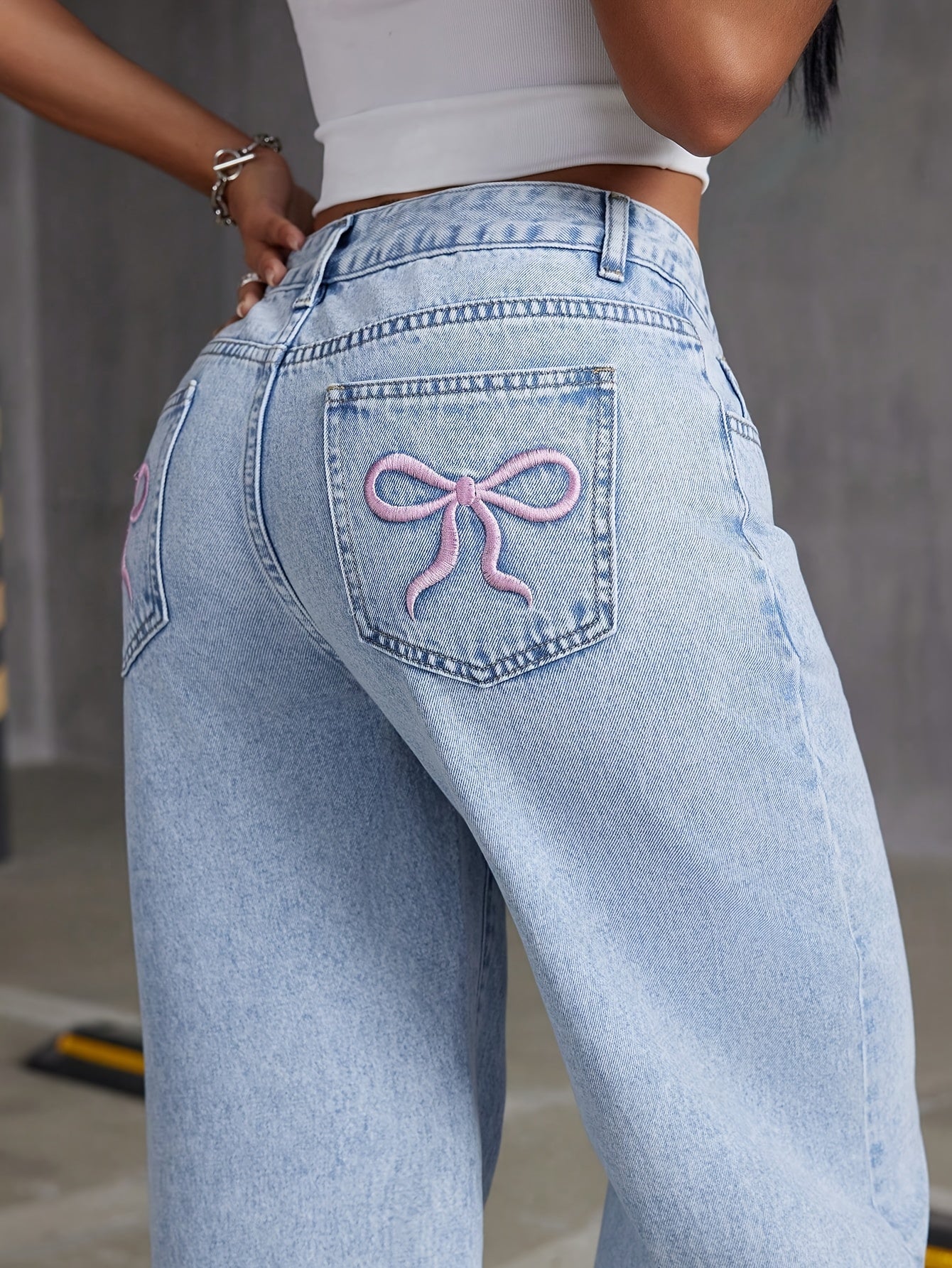 Jeans de mezclilla de moda para niñas HEY+JEANS, corte holgado largo, cintura ajustable, pierna ancha, bordado de mariposa, sin elasticidad, de temporada, cierre de cremallera, pantalones casuales juveniles.