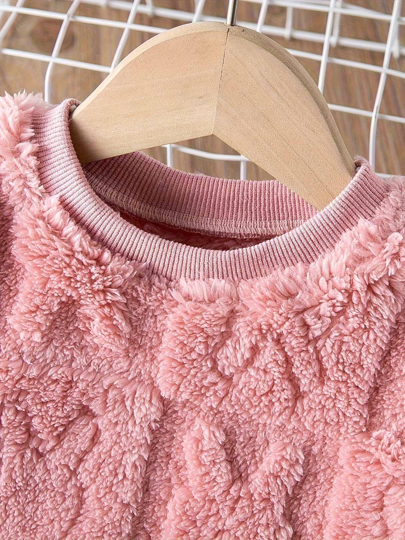 Casual Plush Animal Pattern Crew Neck Pullover Lash Set for - Cozy Warm Fall/Winter Long Sleeve and Pants Outfit, 100% Polyester Non-Stretch Knit Fabric for Weekend Casual Wear - Keep Away from Fire